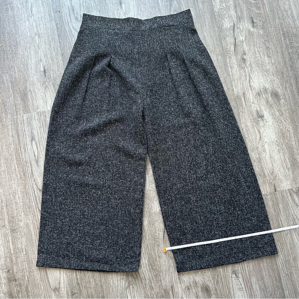 Chic Gray Wide-Leg cropped pants with small pleats and stretchy waist